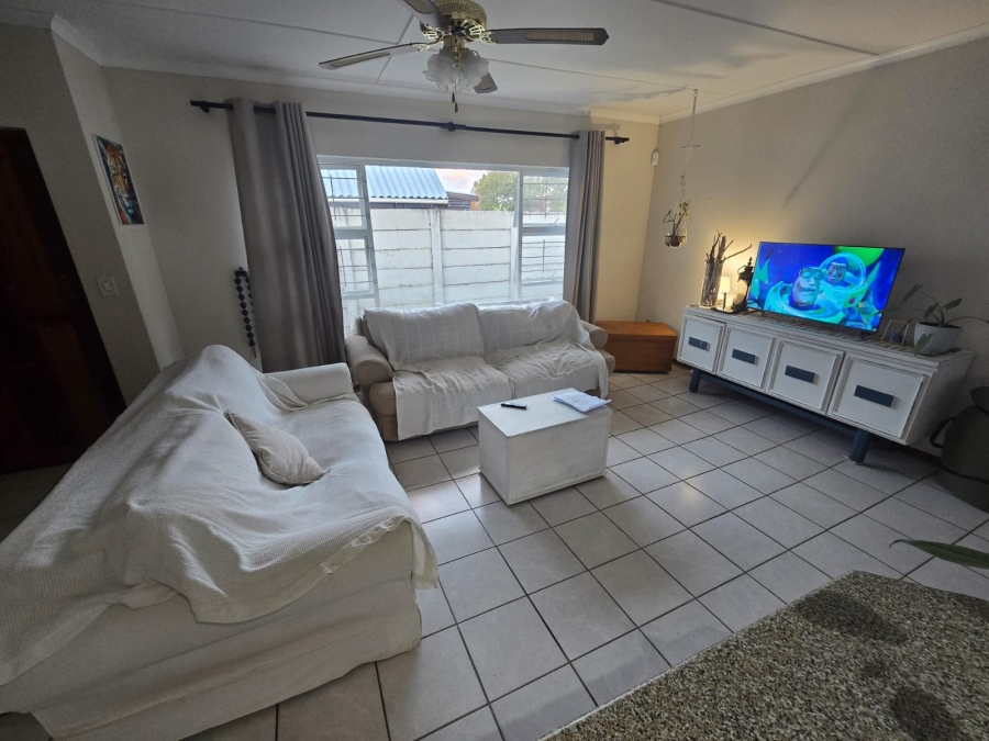 To Let 3 Bedroom Property for Rent in Sunrise On Sea Eastern Cape